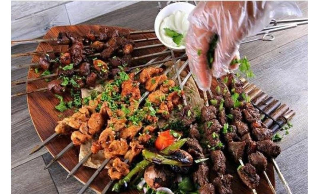 من المطاعم العربية الرائدة التي تقدم أشهى الأطباق الشرقية والغربية اضافة الى المقبلات 