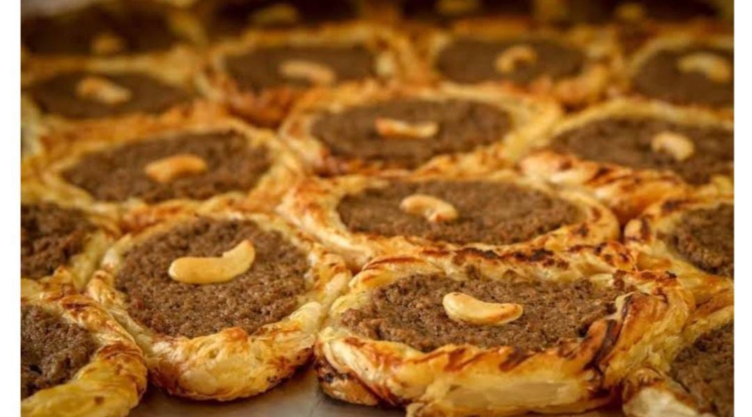 من المطاعم العربية الرائدة التي تقدم أشهى الأطباق الشرقية والغربية اضافة الى المقبلات