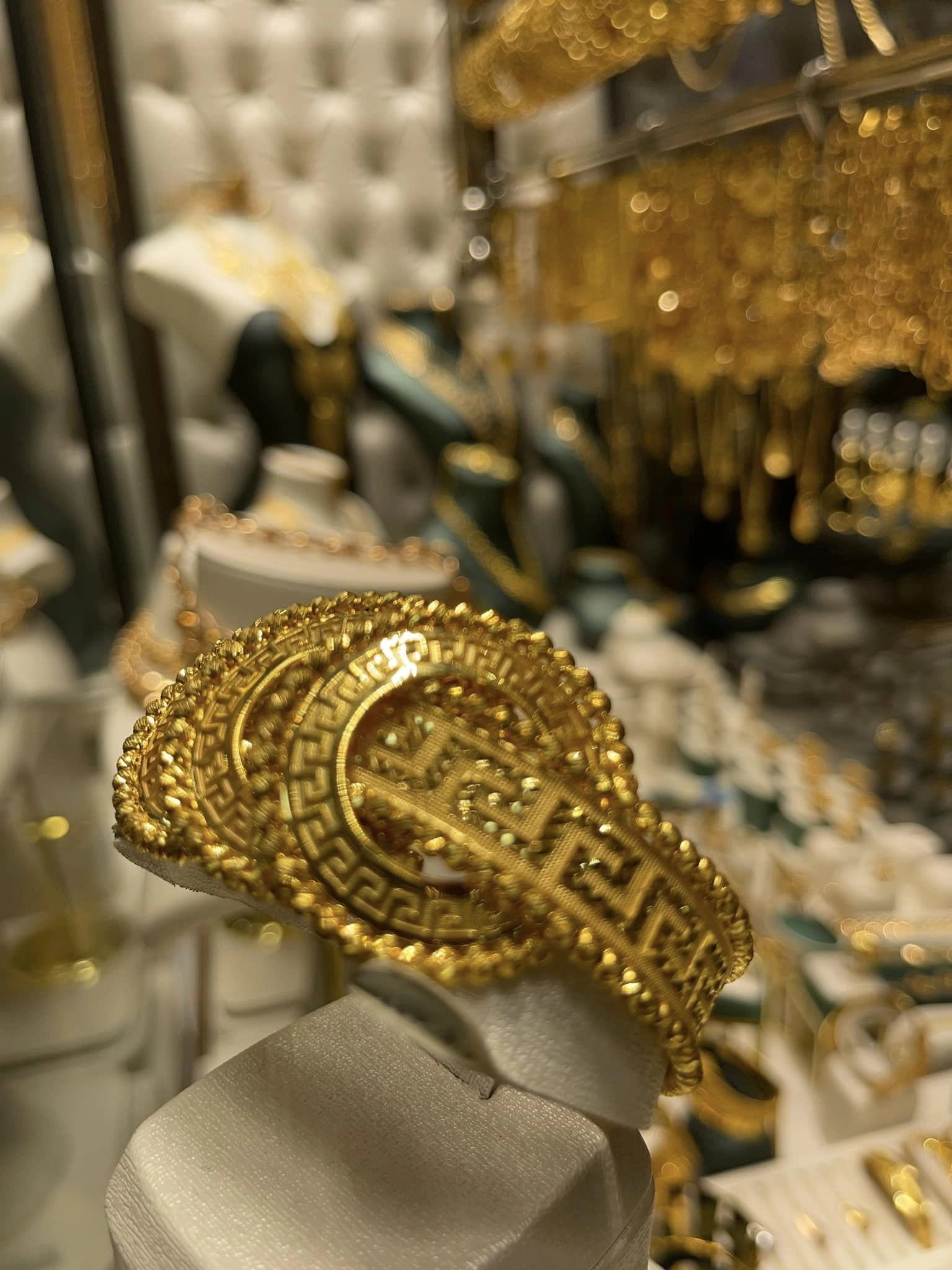 أصبحت شركة مجوهرات حنيفة إحدى أهم مصدري المصوغات الذهبية العرب من تركيا إلى الشرق الأوسط وأوروبا عبر شبكة من العملاء الممتدة في عدة دول كألمانيا وهولندا وبلجيكا وغيرها من الدول.